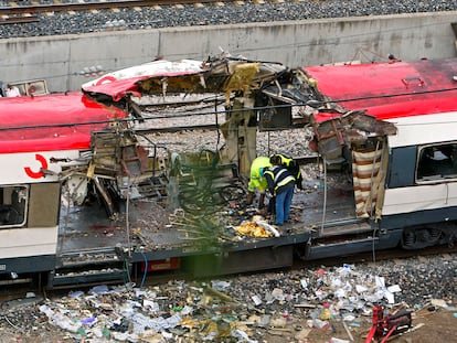 Expertos forenses inspeccionan los trenes de Cercanías tras el atentado terrorista que mató a 191 personas, en la estación de Atocha, el 12 de marzo de 2004.