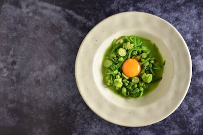 Uno de los platos que sobresale es el jugoso pollito de grano en costra de pan, que se limpia a la vista del comensal y se acompaña de un molde de pan relleno de patatas y piparras fritas (26 euros). En la carta también se encuentran recetas como los callos con montgetas (22 euros; 14 la media ración) o el jarrete de ternera (24 euros).