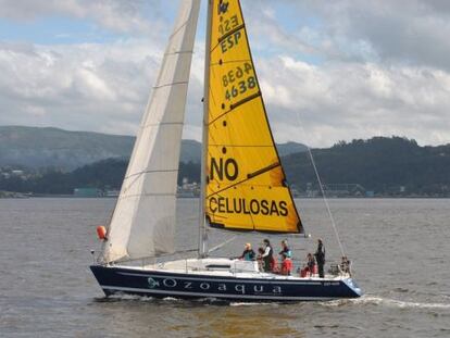 El barco con el lema "No Celulosas", en una imagen de la web desmarque.es