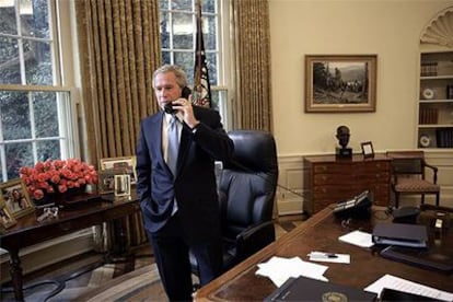 El presidente Bush habla por teléfono con John Kerry desde su despacho presidencial de la Casa Blanca.