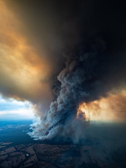 Vista de una columna de humo producida por un incendio que ha arrasado la región de Gippsland (Australia), el pasado 2 de enero.