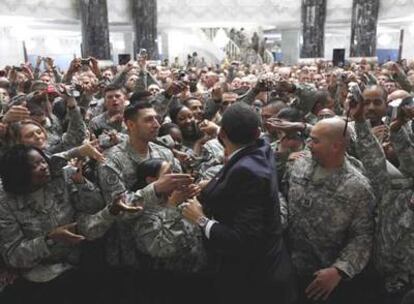 Obama saluda a los soldados estadounidenses en la base de Camp Victory, a las afueras de Bagdad.