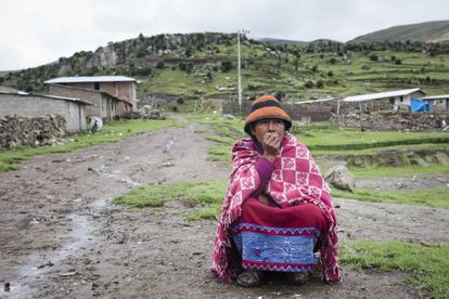 Una mujer sentada en uno de los caminos de tierra que rodea Las Bambas.