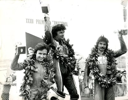 Ángel Nieto (primero), Benjamín Gray (segundo) y Francisco Pérez Calafat (tercero) en el podio del XXXII Gran Premio de Motociclista de Madrid en el Circuito Permamente del Jarama, el 23 de abril de 1977.