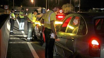 Teste de alcoolemia e drogas na estrada M-100, perto de Algete (Madri).