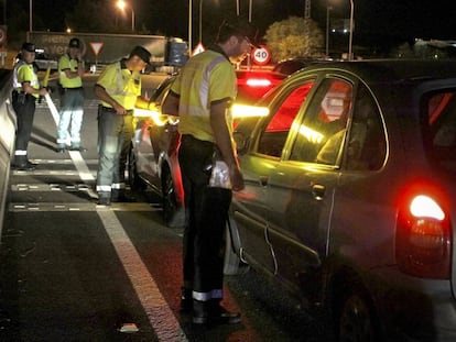 Teste de alcoolemia e drogas na estrada M-100, perto de Algete (Madri).