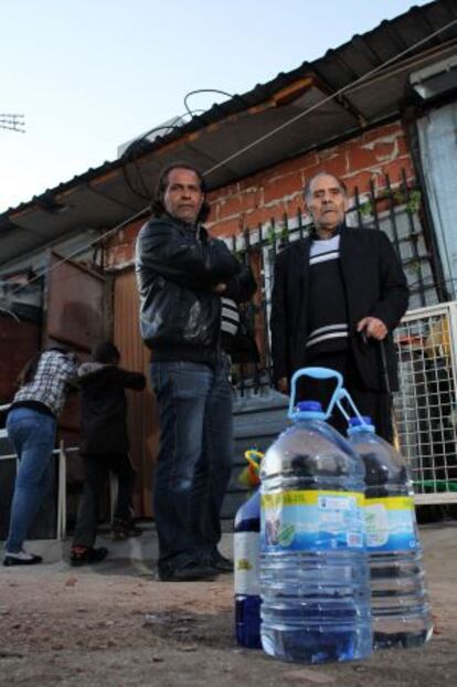 Csar Garca, a la izquierda, lidera la protesta por el corte de agua en El Ventorro de la Pu?al.