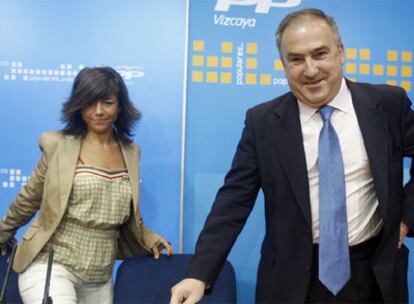 El portavoz del PP en las Juntas de Vizcaya, Carlos Olazabal, junto a la juntera Nerea Llanos, ayer.