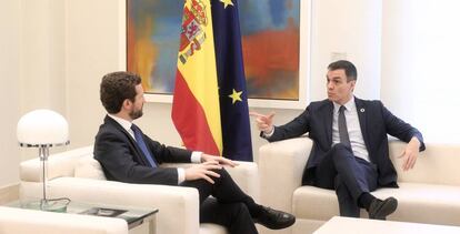 El presidente del Gobierno, Pedro Sánchez y el presidente del PP, Pablo Casado, durante su reunión en el Palacio de La Moncloa.