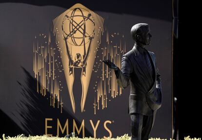 Una estatua del difunto presentador de "Tonight Show", Johnny Carson, se muestra frente a un logotipo de los Emmy durante el Press Preview Day para la 73ª edición de los Premios Emmy el pasado 14 de septiembre de 2021, en la Academia de Televisión de Los Ángeles