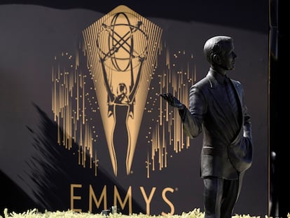 Una estatua del difunto presentador de "Tonight Show", Johnny Carson, se muestra frente a un logotipo de los Emmy durante el Press Preview Day para la 73ª edición de los Premios Emmy el pasado 14 de septiembre de 2021, en la Academia de Televisión de Los Ángeles