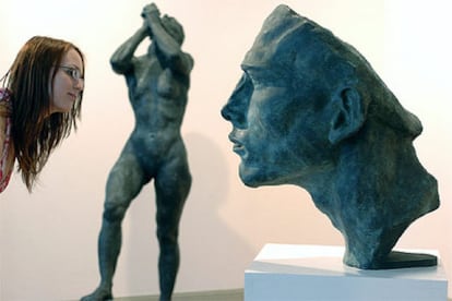 Una visitante admira el bronce <i>Romanichel</i> (<i>Gitano</i>), realizado en 1928 por Arno Breker en la exposición de Schwerin.