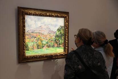 Dos mujeres contemplan 'La Montagne Sainte-Victoire' de Cézanne, en la exposición de la colección Allen previa a la subasta.