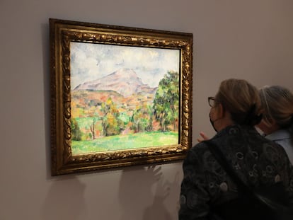 Dos mujeres contemplan 'La Montagne Sainte-Victoire' de Cézanne, en la exposición de la colección Allen previa a la subasta.