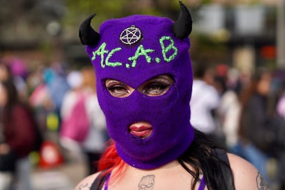 Las capuchas se han convertido en un símbolo internacional de las marchas feministas. 