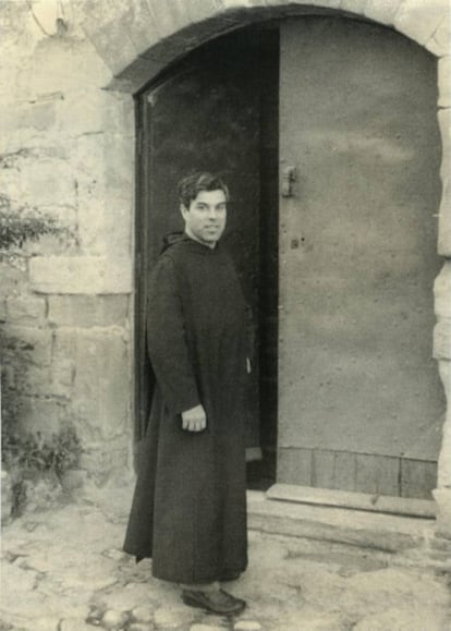 Andreu Soler en la puerta de Santa Cecília en una fotografía publicada en el libro 'L'escoltisme i Montserrat' de Andreu Soler y Seguís-Bandrich.
