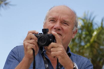 Peter Lindbergh posa con una cámara Lumix CF-1 en el 'photocall' de 'The Look', en el 64º festival de Cannes, el 4 de septiembre de 2011.