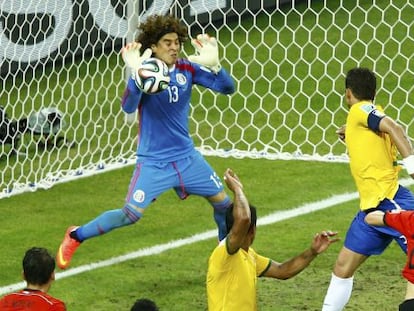 Guillermo Ochoa detiene un remate de Thiago.