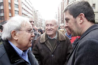 El ex consejero de Interior Luis Mara Retolaza, Xabier Arzalluz y Arnaldo Otegi, en la manifestacin.