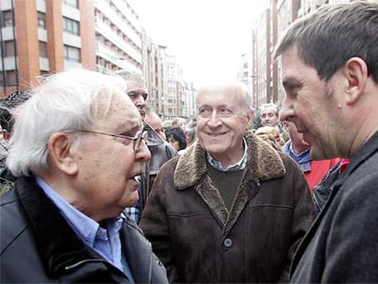 El ex consejero de Interior Luis María Retolaza, Xabier Arzalluz y Arnaldo Otegi, en la manifestación.