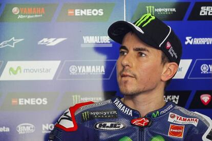 Jorge Lorenzo, en el garaje de su equipo durante los entrenamientos de pretemporada en Sepang.