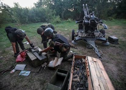 Militares ucranios cargan proyectiles en una posición cerca del frente en la región de Járkov (este), este miércoles.