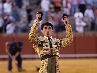 Isaac Fonseca, con las dos orejas del sexto novillo de la tarde.