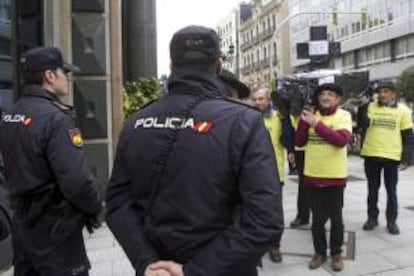 Los afectados por las Preferentes y Subordinadas de Novagalicia Banco teatralizaron un entierro de la sardina a las puertas de la sede central de la entidad en Vigo.