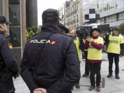 Los afectados por las Preferentes y Subordinadas de Novagalicia Banco teatralizaron un entierro de la sardina a las puertas de la sede central de la entidad en Vigo.