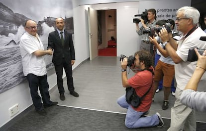 El director del Zinemaldia, José Luis Rebordinos, junto a Alberto Rodríguez, responsable de Patrocinios de Kutxabank.