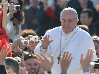 El Papa saluda a los fieles en San Pedro este martes.