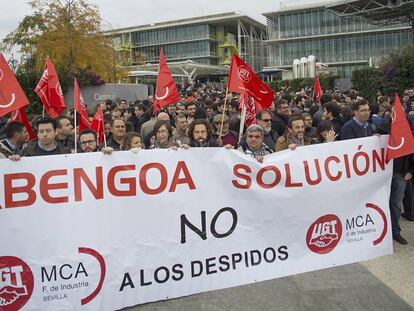 Protesta de trabajadores de Abengoa frente a su sede central, el pasado noviembre.