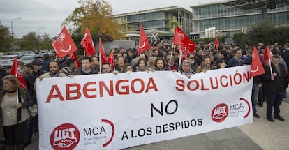 Protesta de trabajadores de Abengoa frente a su sede central, el pasado noviembre.