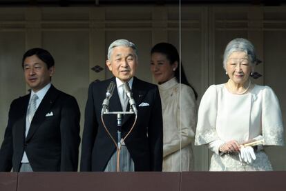 El emperador Akihito, en el balcn de su palacio rodeado por la emperatriz Michiko y el heredero Naruhito.