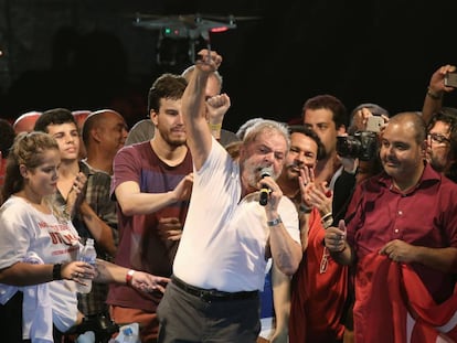 Lula, durante seu discurso contra o impeachment no centro do Rio.