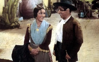 Imperio Argentina, en una escena de la película de Florián Rey <i>Morena Clara</i>, junto a Miguel Ligero (a su derecha) en 1936.