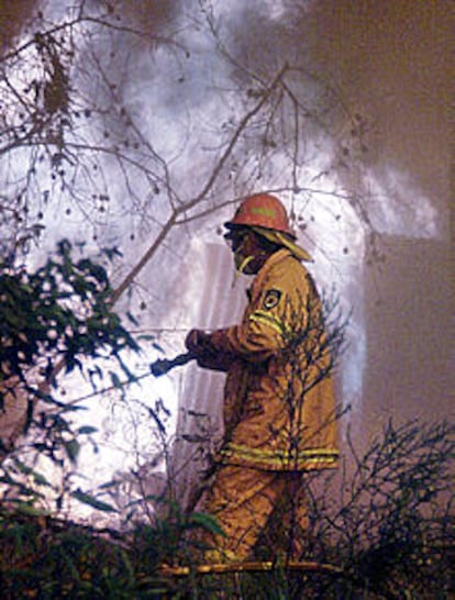 Un bombero trata de sofocar uno de los incendios en el sur de Sydney.