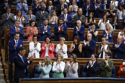 El presidente Sánchez recibe el aplauso de la bancada socialista y de los miembros del Gobierno al terminar su discurso en el debate sobre el estado de la nación.