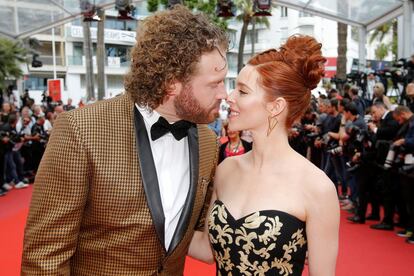 El actor T.J Miller posa con su mujer Kate Gorney en el estreno de 'Wonderstruck'.