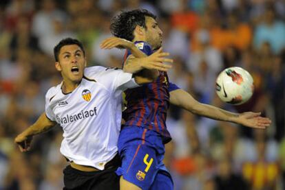 Víctor Ruiz y Cesc pelean un balón por alto.