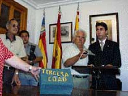 Adrián Gisbert, teniente alcalde, y Vicente Coloma, presidente de los pensionistas.