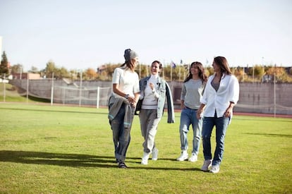 Virginia Torrecilla, Natalia Pablos, Vicky Losada y Ruth García. Esta última, jugadora del Barça, lleva camisa blanca de Soloio, camiseta Mango, vaqueros Diesel, zapatillas Reebok y gorra de New Era.