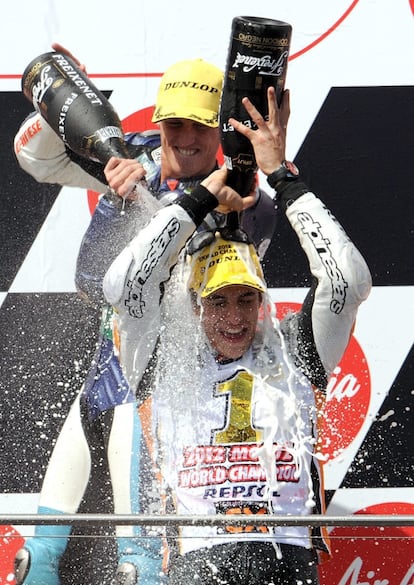 Marc Márquez se rocía de champán en el podio.