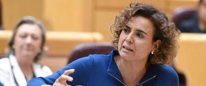 La ministra de Sanidad, Dolors Montserrat, durante un pleno en el Senado.