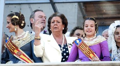 La alcaldesa de Valencia, Rita Barber&aacute;, con las falleras mayores y el presidente de Consell, Alberto Fabra, este martes en el balc&oacute;n.