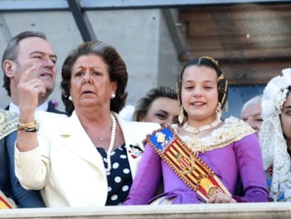 La alcaldesa de Valencia, Rita Barberá, con las falleras mayores y el presidente de Consell, Alberto Fabra, este martes en el balcón.