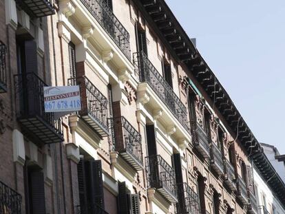 Anuncio de una inmobiliaria en un edificio de Madrid.