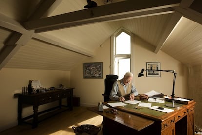 John Le Carré fotografiado mientras trabaja en su casa de Penzance, en Cornualles,Reino Unido.