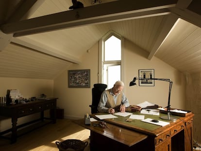 John Le Carré fotografiado mientras trabaja en su casa de Penzance, en Cornualles,Reino Unido.