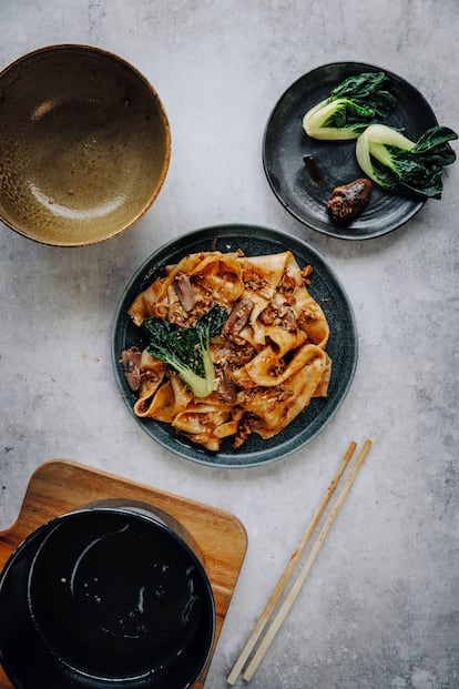 Biang biang con asaduras de pato, receta de 'Bowls & Broths. Caldos y sopas asiáticos', de Pippa Middlehurst (Editorial Cinco Tintas).